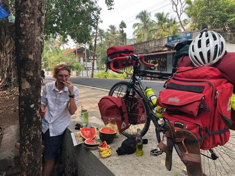Dos adolescentes emprendieron un viaje en bicicleta alrededor del mundo. No salió como esperaban